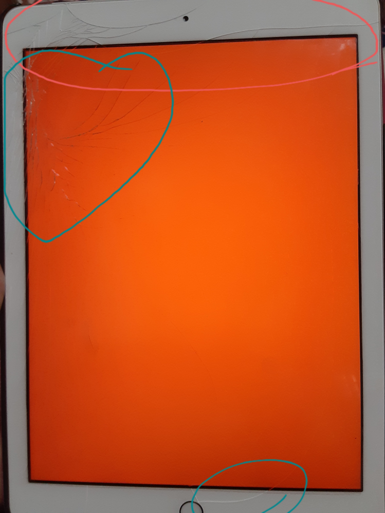 突然iPadの画面にヒビが入り割れてしまいました。こんなことあるんで