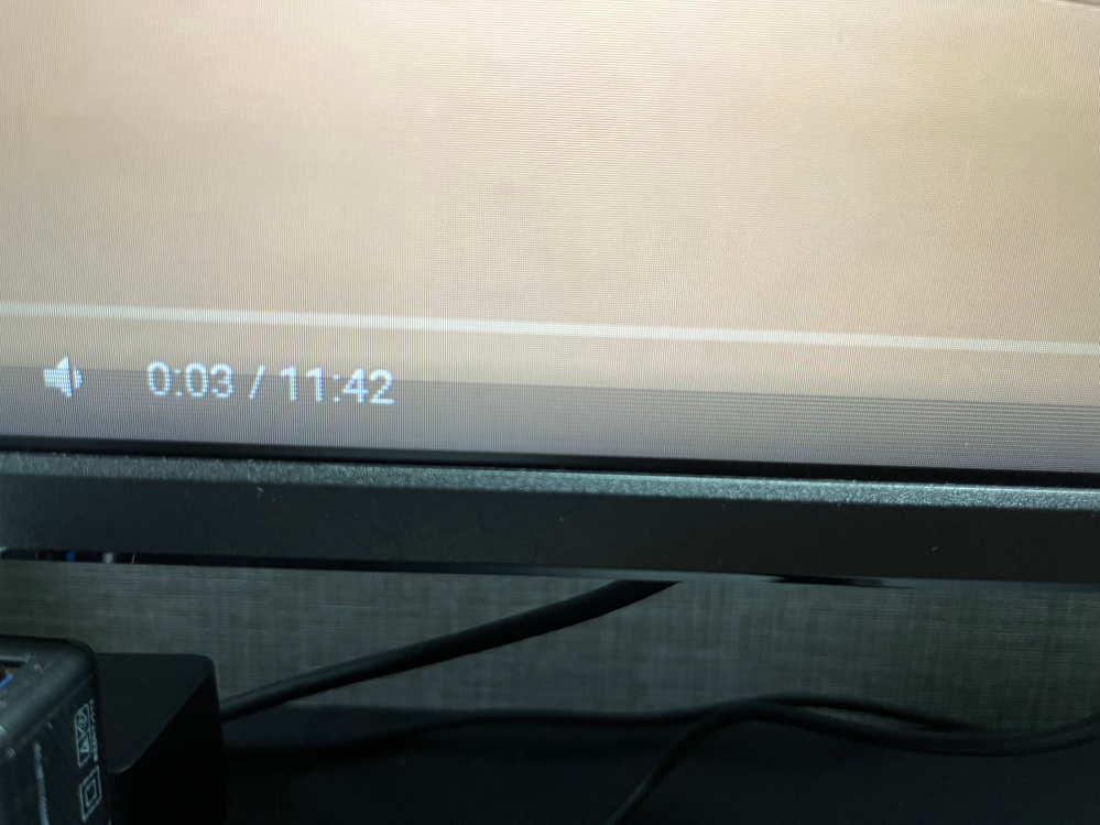 Pixioのモニターについてです。写真のように、突然、横縞模様が
