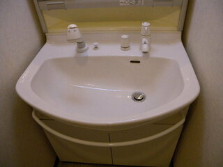 Totoの洗面台を使用しています 右側のシャワーと蛇口の切り替えのつまみを中間 Yahoo 知恵袋