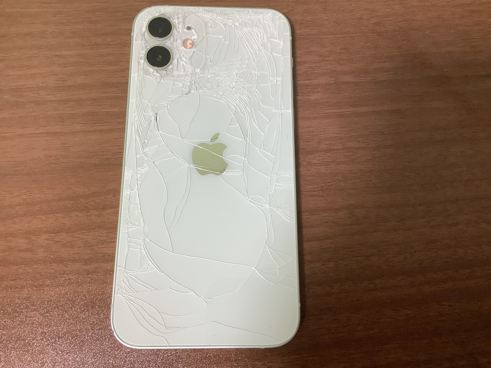 iPhone12の背面ガラスを不注意で落としてしまい、このように割れて
