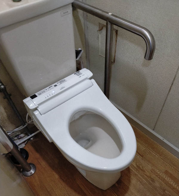 ウォシュレットを購入しましたが、販売店のミスで便器とタンクの色と 
