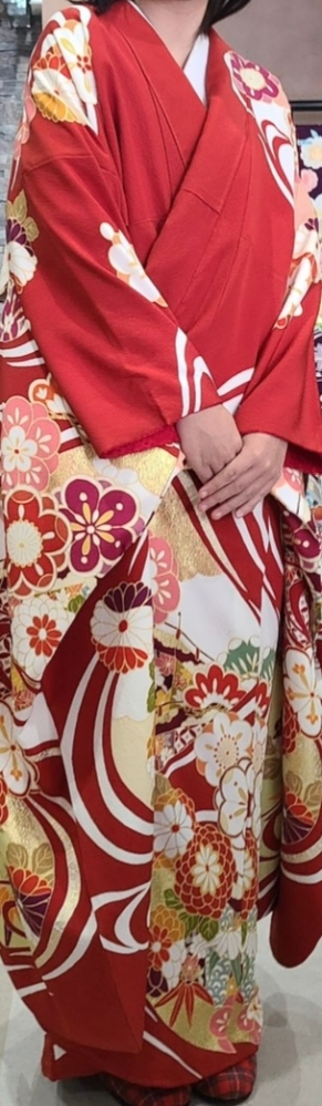成人式の前撮りで、レンタルの赤い振袖を着用予定ですが、小物の色を 