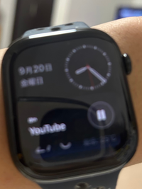 今日、初めてのApplewatchを購入したのですが、YouTube等を見ていると写真のような画面になってしまい不便です。
こんな時でも文字盤だけを表示させることは可能でしょうか？ 