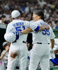 イチロー 松井秀喜

不仲説とか囁かれてたけど、こんな抱擁見せられて胸熱のショットですよね

涙でてくる

神と神 