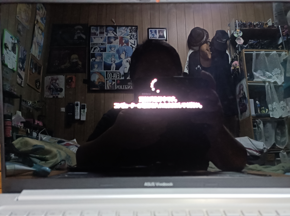 PCの更新の後 再起動中にフリーズして動かなくなりました。この場合どうしたらいいですか？使っているPCはASUSで、Windows11です。 