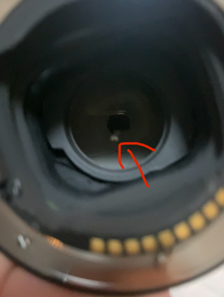 カメラレンズの接合する部分の方に写真のような、汚れ？があります