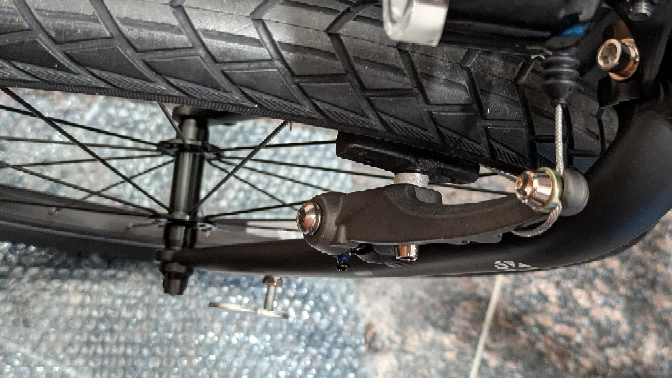 自転車のブレーキをかけるとズレてタイヤに接触し続けてしまう事象の 