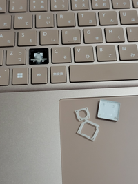 Surfacelaptop4のパソコンのキーボードのキートップと Surfacelaptop4のパソコンのキーボードのキートップと
