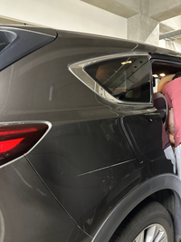 車の右側の後部に傷がついています。我が家でつけた傷ではありません 