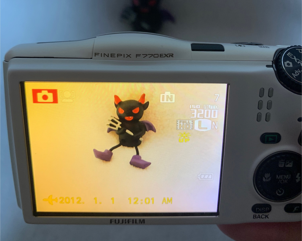 Canonのデジカメ久々使おうと思ったら液晶画面が半分黄色くなってまし
