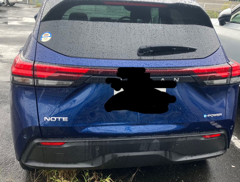 身に全く覚えがない車の凹みがみつかりました。後ろ側の真ん中のみ 