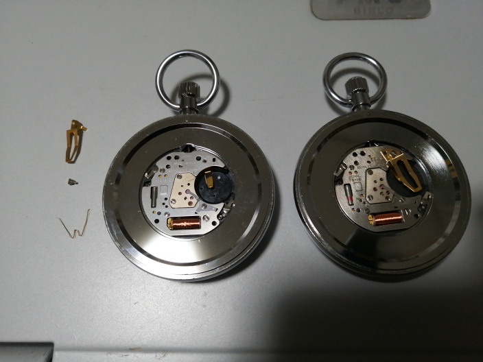 鉄道懐中時計を購入したのですが右は動いたのですが左は部品が外れて