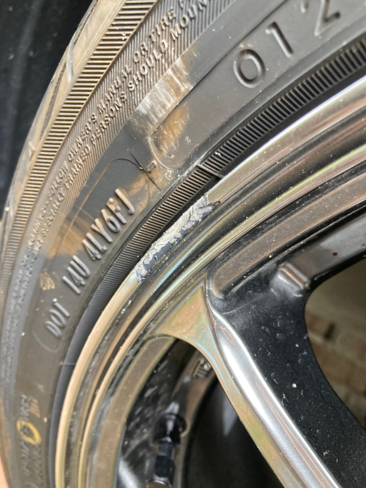 ホイール修理の金額を教えてください。ホイールを縁石でガリってしまっ 