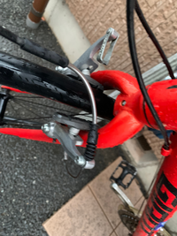 急募自転車のブレーキ部分が壊れてしまいました。何円くらいで治るのかと、自分で直... - Yahoo!知恵袋