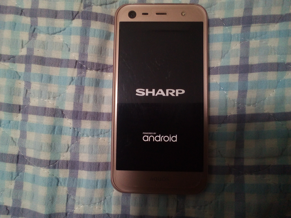 AQUOS Serie mini SHV38を使っていたのですが、ある日から突然、 SHARP Powered by Android の画面から一切動かなくなりました。全く動かず、出来るのは強制再起動くらいです。ロゴループのように、ロゴが現れては消えるのではなく、その画面から一切遷移しないのです。どうすればよいでしょうか。