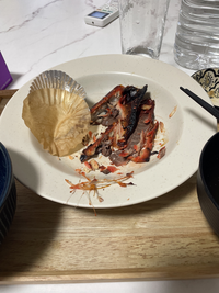 毎日同棲彼にご飯を作っているのですが、彼は肉ばっかりが好きです。滅多に魚は出しませんが、健康を気遣って魚を出しました。食べ終わったお皿を見るとこれです。 食べてる途中に、食べ方が分からない、どこまで食べれるの？と聞かれたので食べ方、どこまで食べれるか教えたのにこれです。作ったのにここまで残されると腹が立ちます。私がおかしいのでしょうか、普段魚を食べない人に魚を出したわたしが悪いのでしょうか？...