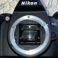 一眼レフ（Nikon D40）の修理についての質問です。

6年前にNikon D40を中古で購入しました。 これが初めての一眼レフ購入で、一眼レフの詳しい仕組みや知識が乏しい中、先日写真のようにパーツが外れてしまいました。カメラのキタムラさんに見ていただいたところメーカーの部品生産も終了しているため修理はできないとのことでした。
しかし、その際あまりきちんとみてくれず、遠目でちらっと数秒見...