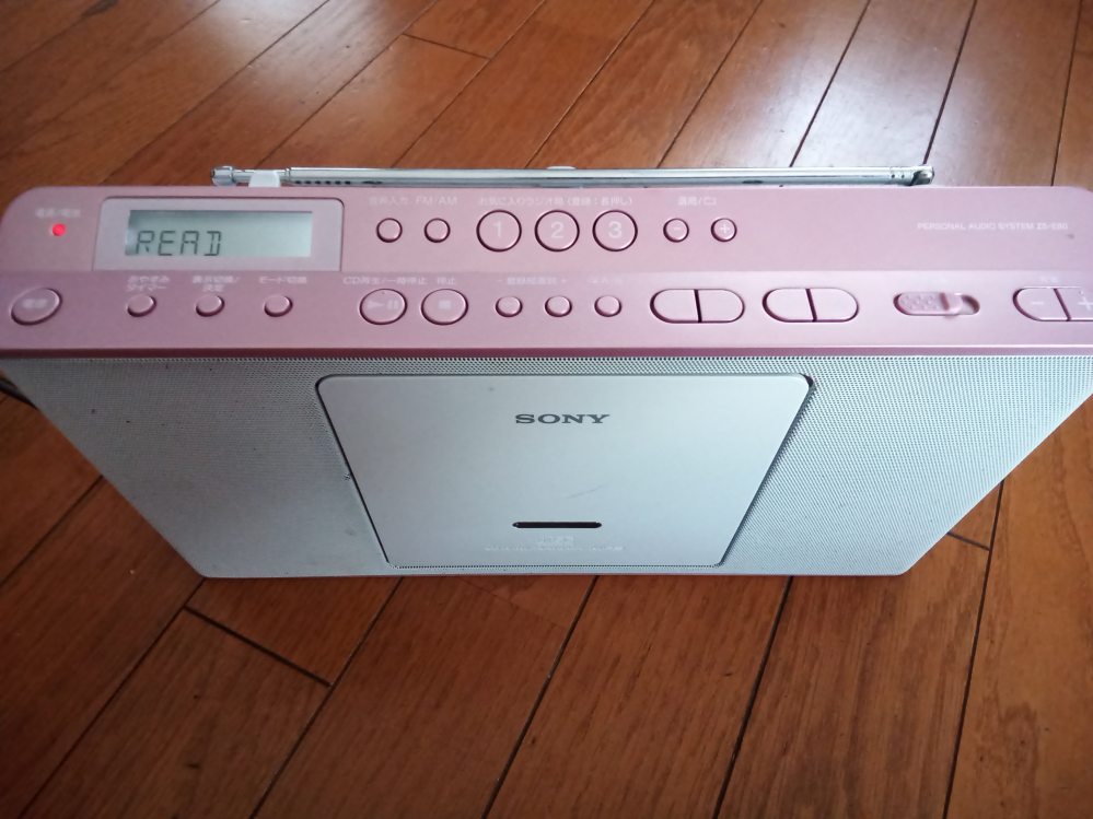 SONYのzs-e80を持っていて、最近買ったCDを聴くために3年ぶりくらいに引っ張り出してCDをセットしました。 しかし、再生しようとしても読込中の表示である「READ」がずっと続いて再生することができません。CDが少しだけ見える小さい窓から覗いてもCDは回っていません。 ラジオもFMしか聞けず、それも76.0から動かず選局できないです。 もうこのラジカセは使えませんか？それとも自分で直すことができたりしますか？ 知恵袋で質問をするのは初めてなので質問の文章・説明が下手でしたらすみません。 汚い画像失礼します。