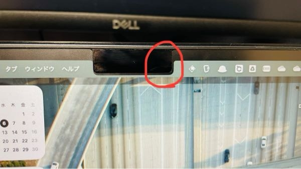 M3のMacBook Airを利用しているのですが、写真のように内蔵カメラの縁とディスプレイに映る黒い枠のような部分が僅かにズレています。こちらの修復方法について何か知っている方いますか？ システムアップデートなどで再起動してみましたが、直りませんでした。