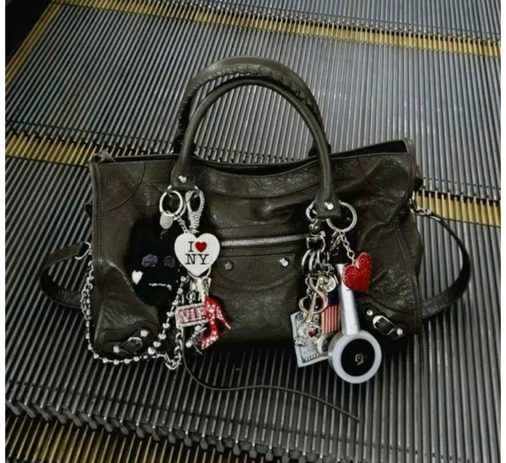 この写真のバッグってBALENCIAGAっぽいのですがそうですかね？この形の 