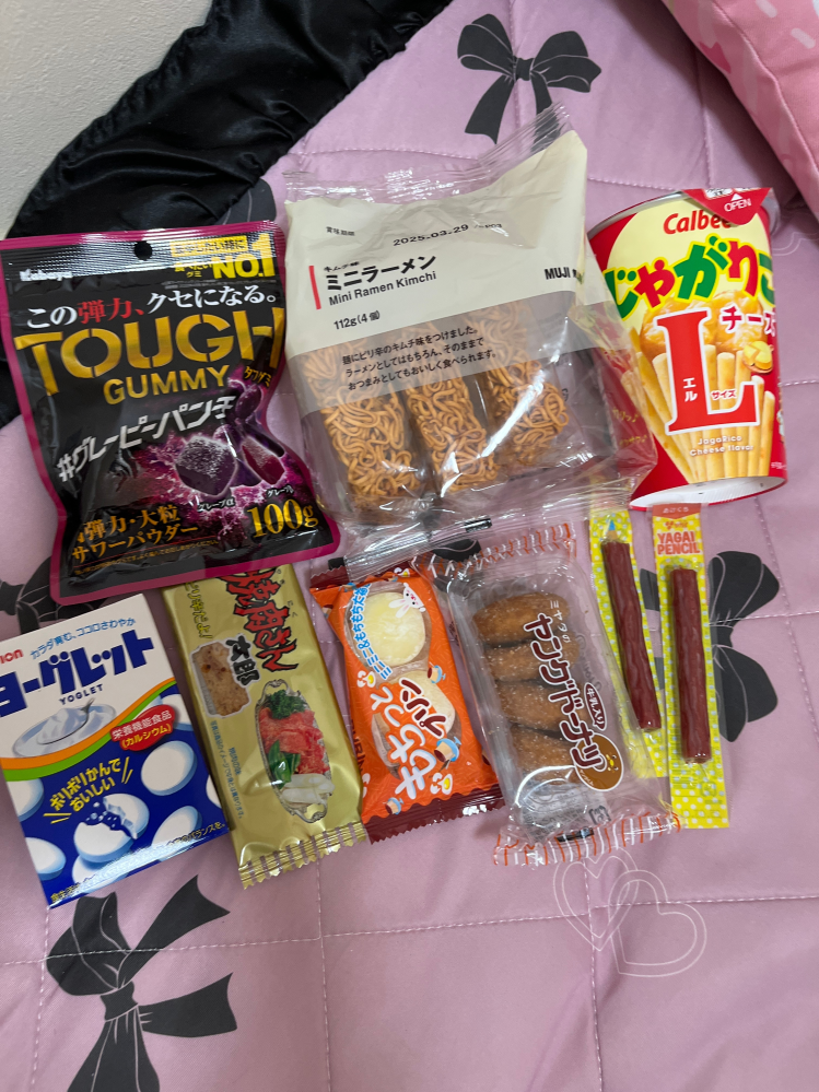 修学旅行でこのお菓子の量って少ないですか？ 1泊2日でバスで 行き3時間 帰り3時間 程しか食べれません。 お母さんに見せたら少ないと怒られたんですけど少ないですかね？ もし少なかったら買い足すんですがおすすめのお菓子はなんですか？