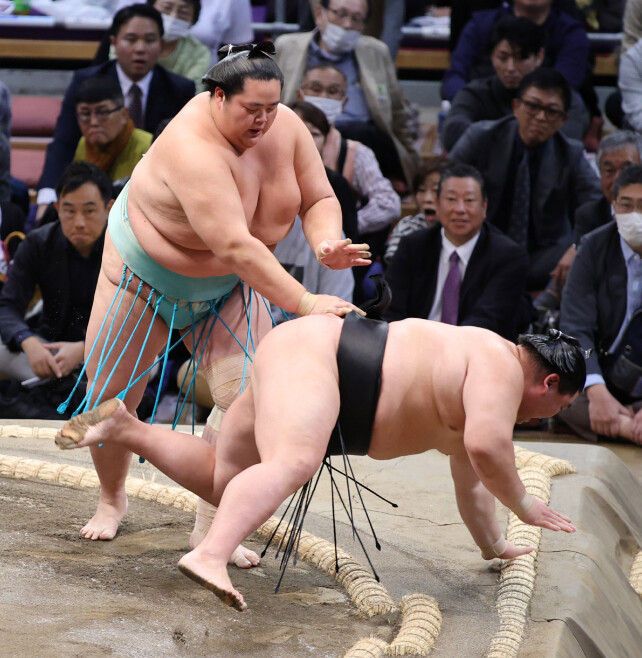 コレは 初日 早々 危うく 正代劇場 の渦に巻き込まれかけてたんですかね？ 九州場所 初日は琴櫻vs正代 立ち合いからもろ差し狙いの琴櫻に 正代が 両側からおっつけて前進したんだけど土俵際で琴櫻が右から突き落として 横綱 不在のこの場所の初日 大関 3人 全員勝利という 面目躍如で この相撲の対戦成績がコレで琴櫻10-4正代 対戦成績からして この結果は 順当なんだが 正代は そんな 対戦成績でも 期待されてない時に力を発揮するなんてことがあるだけに 油断ならんかった 中で