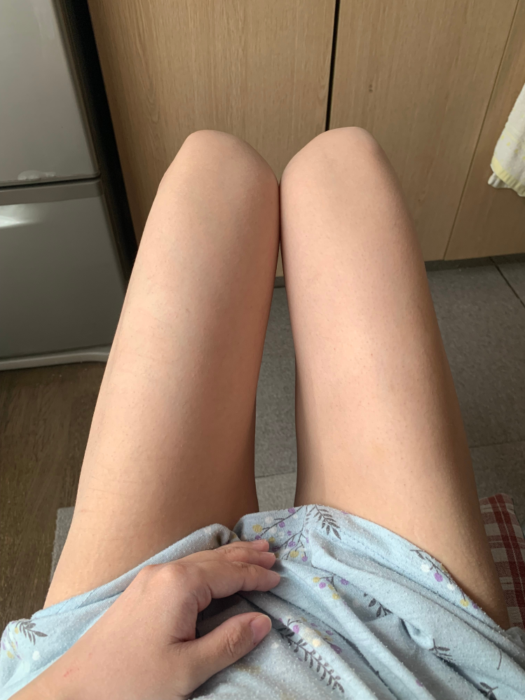 足の写真だけ見て、、、太い？ちょうどいい？ もう少し体重落とした方がいいですか？ 骨格ウェーブなので一番太ももが気になります！ アドバイスください！