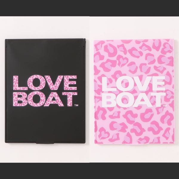 大至急！お願いします！！！ LOVE BOATの鏡、どちらの方がいいか悩んでいます より当時のギャルに人気だった方を持ちたいです。 どちらが良いとおもいますか？お願いします