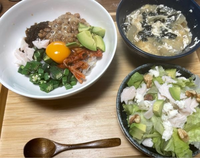 ダイエット中です。
自分なりに低カロリー（なはず）のメニューでお昼ご飯を作ってみました。
PFCバランス的に何かアドバイスあれば教えていただきたいです。 ちなみにお米は雑穀米110g、アボカドは20g（5分の1ぐらい）、鶏胸肉は20gです。玉ねぎスープは玉ねぎ半分と味付けはコンソメ醤油です。

割とボリューミーかなと思ったんですけどダイエット飯として大丈夫だと思いますか？
あすけんで計算した...