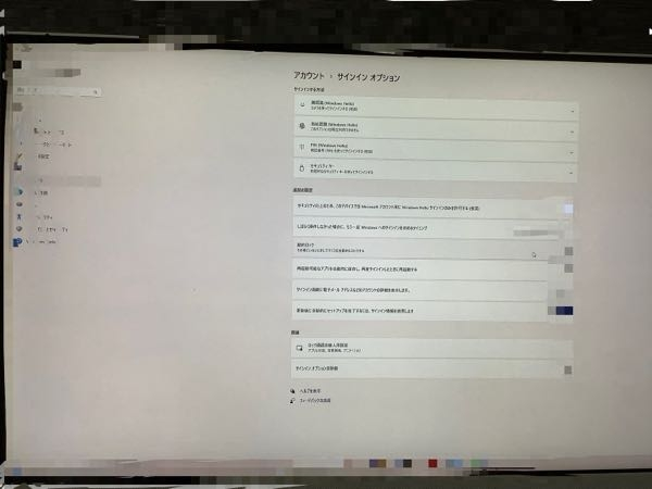 至急回答お願いします。 パソコン(hp)でMicrosoftのパスワードを変更しようとしたのですが「パスワード」という文字が見当たりません。バグっているのでしょうか？それともやり方が違うのでしょうか。 自分で解決しようと思ったのですが検索しても出てこなくて困っています。 Windows11です。(違ったらすみません)