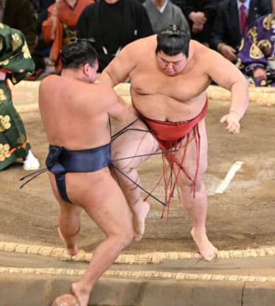 これで 熱海冨士が負けたとは どういうことでしょうか 土俵が平面なら 豊昇龍の足は 先に出ている。