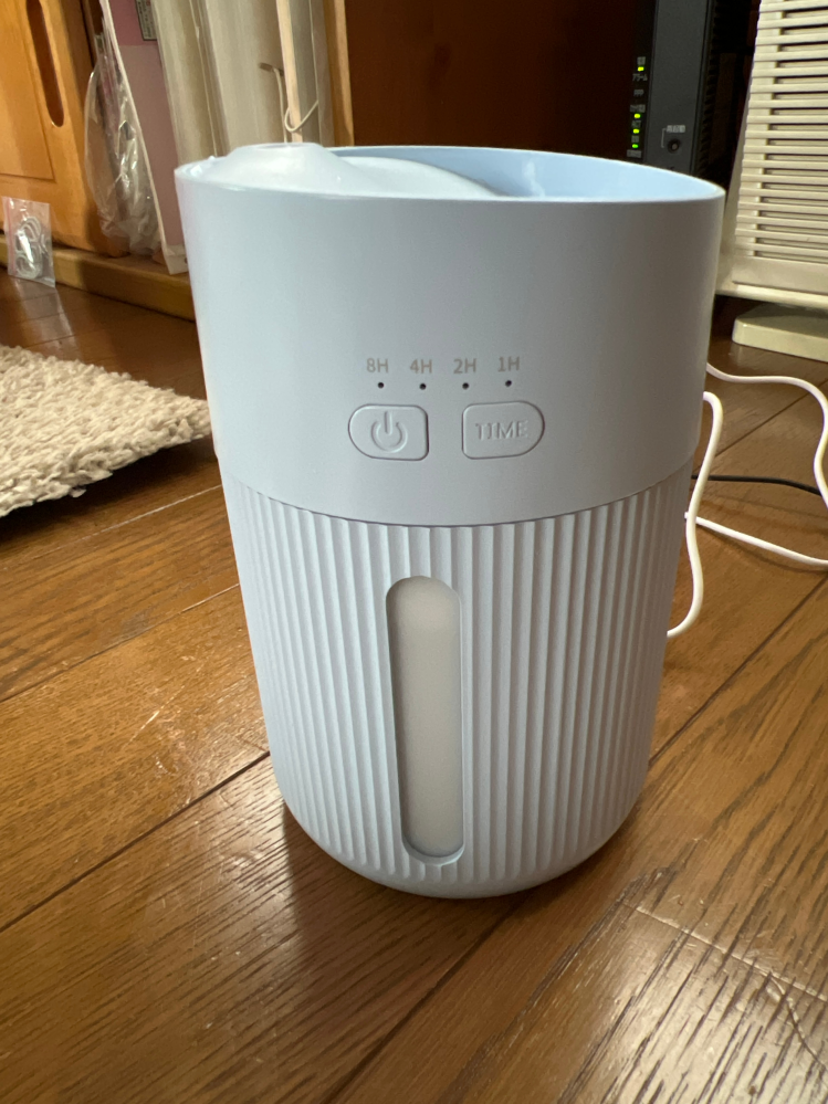 至急教えてください！！！ 昨日、ドンキてこちらの加湿器を購入しました 昨日までは、充電すると赤いランプが付き使えていたのですが、突然 、 電源ボタンを押しても点滅のみ。充電ランプ付かない。 です、、、 これは、壊れてしまったのでしょうか？ 製品名:ポータブル加湿器 品番:ELO-HD02BL