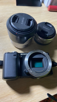 親から画像のSONYのカメラを譲り受けたのですが、レンズが2つ入っていてどう使い分けるのか分かりません。
素人でも分かるようにそれぞれの特徴、どんなものを撮るのに適しているか簡単に教えて欲しいです。 