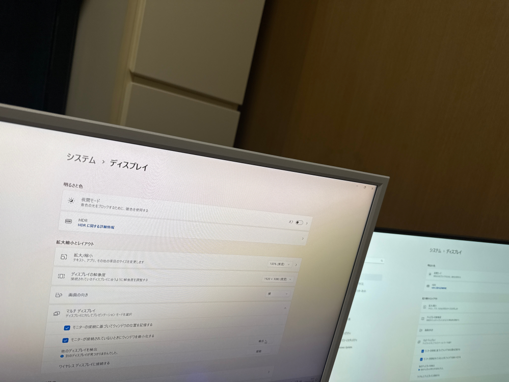 この前ノートパソコンが壊れてしまったのでディスクトップ購入したのですがモニター2つにしようと思って購入しました。 モニターはついてるのですが左右同じ画面で映ってて、左右別の画面にしたくて色々やったのですが出来ませんでした。モニター検出もされなくて、Windows＋Pで拡張やっても反応しません。理由わかる方いますか？ 写真でとるとこんな感じになります！調べても出てこなかったのでよろしくお願いします！