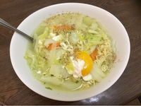 インスタラーメン好きですか〜？

1袋残ってたので作っちゃいました。

サッポロ一番塩らーめん、白菜，玉ねぎ、人参、卵で
軽くお昼にしました♪美味しかったです。 