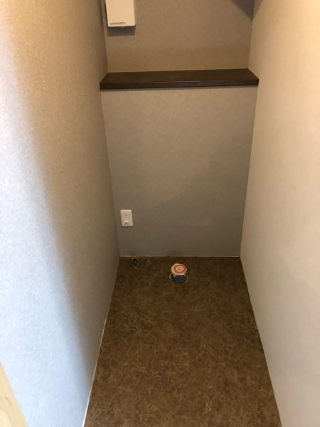 新築建築中のものですが、トイレのクロス（画像内地面と壁の間辺り）が雑だと思うのですが、これは一般的に見て妥当な仕上がりなのでしょうか？ 貼り直しをお願いするとしたら、どのタイミングが宜しいでしょうか？（というか、この程度なら施主側が我慢すべきなのでしょうか？） ご教示願います…。涙