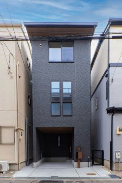 建築基準法に詳しい方教えてください。 確認申請時、インナーガレージ部分の敷地内通路は床面積に参入しますか？ （3階建てで、1階のインナーガレージを通って奥に玄関があります。） イメージ↓↓↓