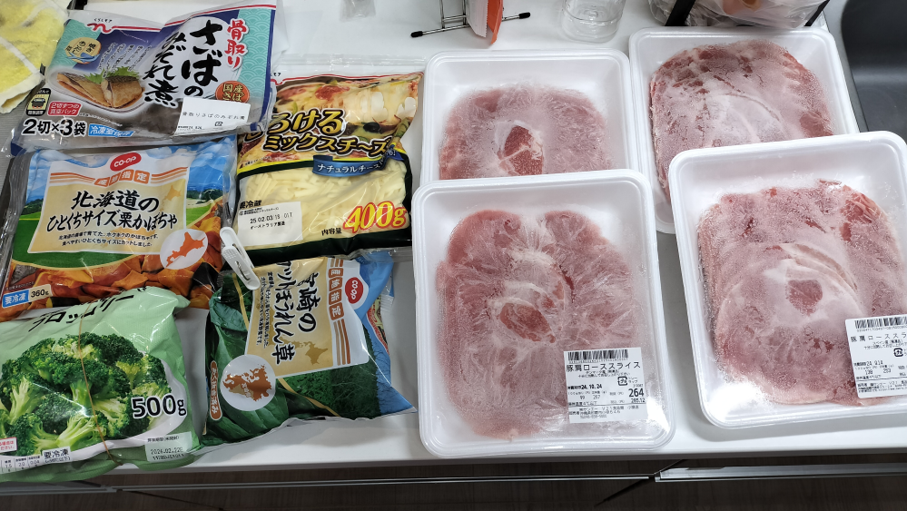 至急ヘルプ！晩ご飯のおかず。 写真のメニューで何が作れますか？ 買出しはスーパーが混む時間なので焦ってます(^_^;) 豚肩ロース 1パック250グラム強。 写真の他に↓ 合挽きミンチ（解凍品）370グラム 冷凍オクラ山芋 180グラムが3袋 納豆 8パック 冷凍コロッケ 5個入り（300グラム）2袋