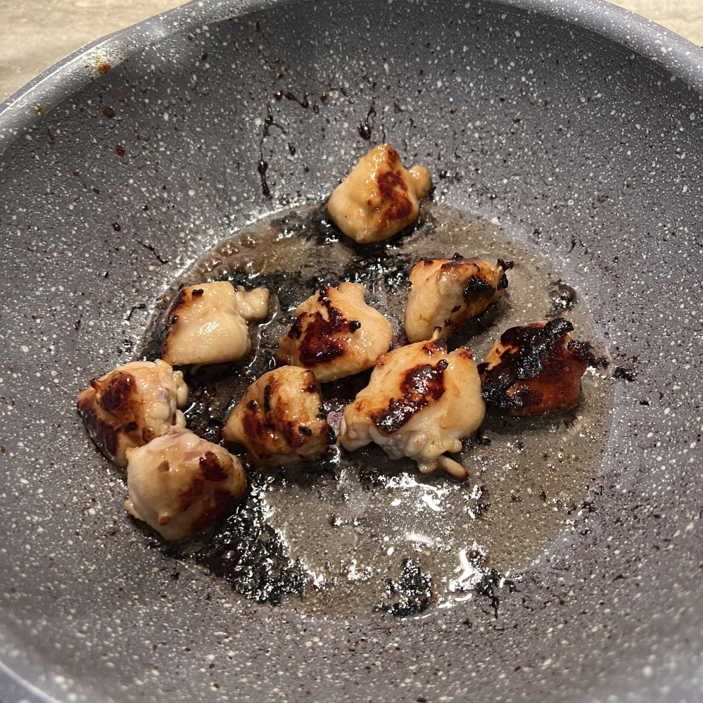 本当に料理が下手で嫌になります。 鶏胸肉を焼きました。醤油みりん胡椒ニンニク味の素で味付けをし、フライパンで焼く。 レシピ通りに作ったらこうなりました。 ただ表面が焦げてるだけ。 分量も全く同じように作っているのにどうしてでしょう。もう泣きたくなります。