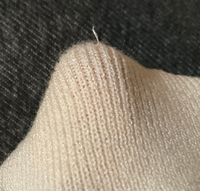 ニットの袖の途中から固い糸が飛び出しているのですが、切っても大丈夫 