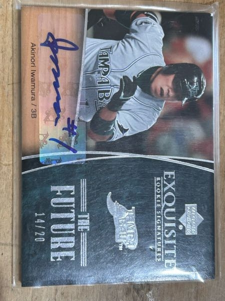exquisite rookie signature 20枚限定の岩村明憲さんの直筆サイン(?)付きのカードを所持しているのですが、こちらってどのくらいの価値があるのでしょうか。 有識者の方、教えていただけると幸いです。 野球選手.元プロ野球選手.ヤクルト.東京ヤクルトスワローズ