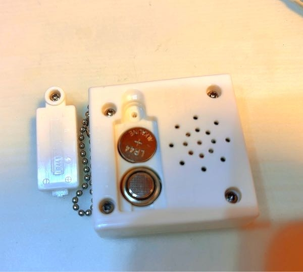 アトムのおはなし電話。(電池入れましたが音はなりませんでした。) ガチャガチャのボタン電池交換について。音が鳴らなくなったので電池