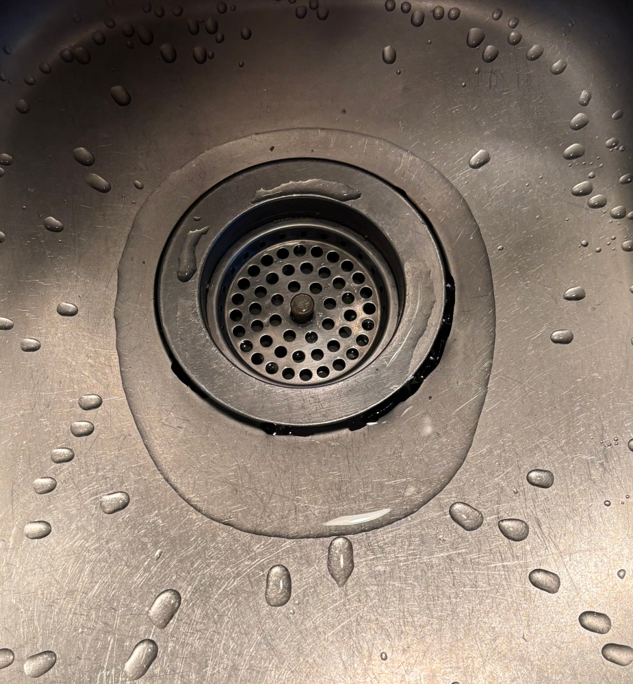 賃貸物件の排水溝について 入居して1週間程になるのですが、排水溝に若干段差があり水が全部流れていかず溜まっています。 流れに詰まりなどはないのですが逆流防止とかの仕様ですかね、どうすれば改善しますか？ 管理会社には何と説明すればいいでしょう？