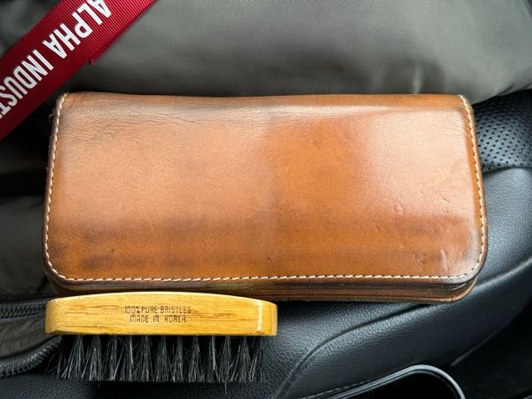 ヌメ革の光沢について。レッドウィング等の革靴が好きで財布や小物は 
