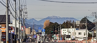 宇都宮市の桜通りから西の方角を写したものなのですが、背景に連なる山の名前を知りたいのです。
わかる方、教えてもらえますか？ 