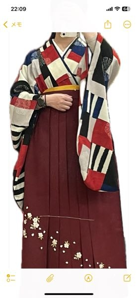袴に合わせるバッグについて 今日、大学の卒業式で着る袴の予約をしてきました。小物類は契約しなかったのですが、バッグをどうするか悩んでいます。 かぎ編みができるので、ゆくれあさんの透かし編み巾着バッグが合うかなと思うのですがどうでしょうか？ミシンも持っていますが、久しく使っていないので難しいのは作れなそうです。 袴は写真の感じです。更に黒地に金の模様が入った半襟と、白黒の市松模様の伊達襟をつけています。靴はドクターマーチンの白ステッチの8ホールブーツを履く予定です。 時計やヒートテックが見えてるのは無視してください… とりあえず、ごしょう産業さんのベーシックコットンの17番（深い赤）、23番（青）、1番（白）は用意しました。紐は黒の革っぽいものを使おうと思います。 ゆくれあさんの作り方では2色だけですが、底と巾着の締めるところの部分を透かし編み部分と違う色にしてみると可愛いんじゃないかなと思うのですが…メインカラー（底と締める部分）を何色にするか悩みます。 ゆくれあさんの巾着バッグ↓ https://www.instagram.com/p/CA8vnf9BCdG/?igsh=cm9rbHAwdDY0emVj https://youtu.be/gl_8JkPM684?si=oKLT0rFTbZUvRNrz 既製品を購入するのが無難でしょうか？ 巾着を作るとしたら、どんな配色にするのがいいと思いますか？ ミシンで作れそうなものも知っておられる方いらっしゃいましたら教えてほしいです！ よろしくお願いします！