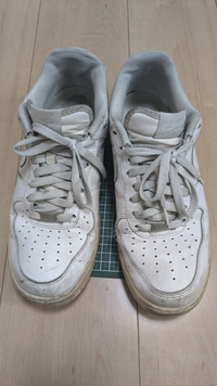 週末に履いてるナイキのAF1です。4年目くらいです。
見た目まだ履いていても大丈夫かな？買い替えた方がいい?
どう思われますか? 