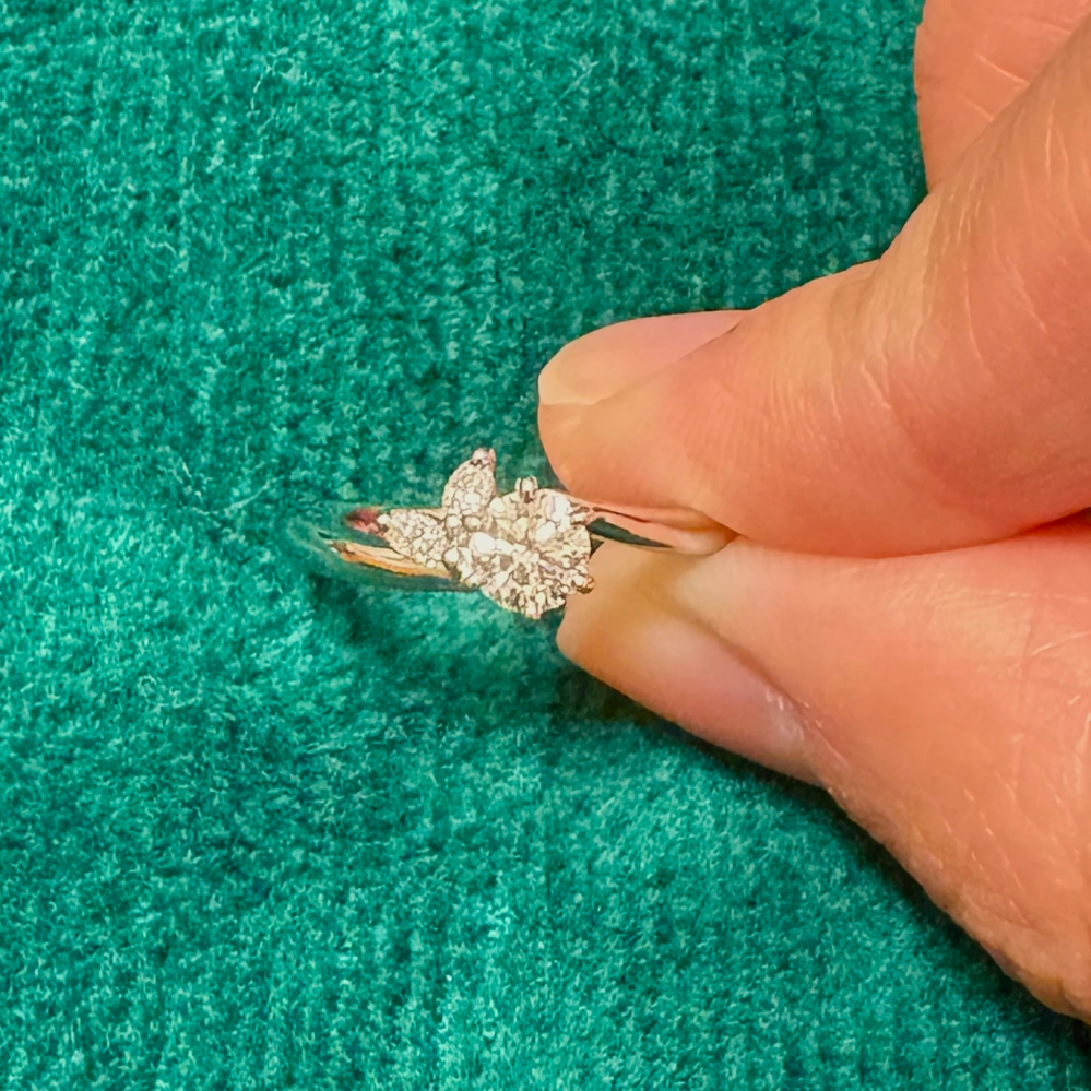 俄（NIWAKA）の婚約指輪について

先日、俄で婚約指輪を購入してもらいました。月彩というデザインです。
届いたものを確認すると、石を留めている爪が左右対称ではないように思えます。 公式HPに載っている写真では気になるほど非対称ではないように思うのですが、お直しをお願いしてもいいレベルでしょうか？
写真だと分かりにくいと思いますが、私はパッと一目見た瞬間に非対称だなと感じました。。
