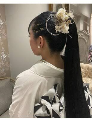 幼稚園の卒園式、先生のヘアスタイルについて。 幼稚園教諭をしており3月に卒園式があります。 袴を着るのですがその時のヘアスタイルに悩んでいます。 髪色は黒でもう少しで腰くらいまでになります。 高めのポニーテールで水引とお花を付けようと思っているのですが派手でしょうか。 子どもメインの卒園式で水引はやめた方がいいでしょうか。 イメージでは写真の感じにするつもりです。（金箔はつけません！）