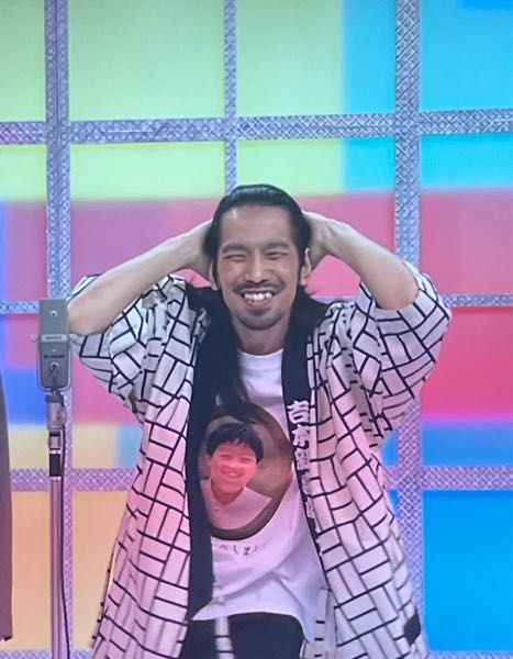 M-1グランプリ2025で、真空ジェシカ川北のTシャツにプリントされた写真